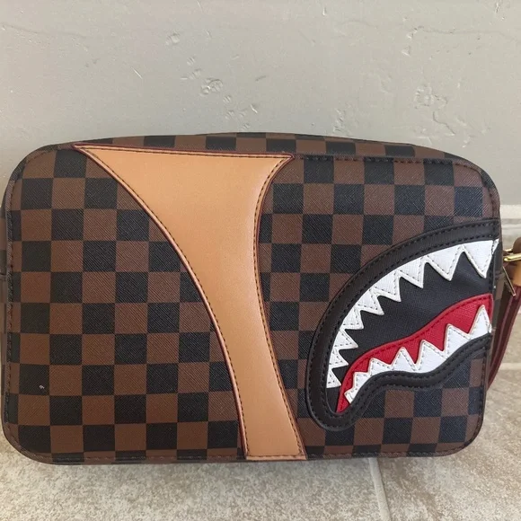 Limited edition spray ground bag with chic red interior - Picture 1 of 5